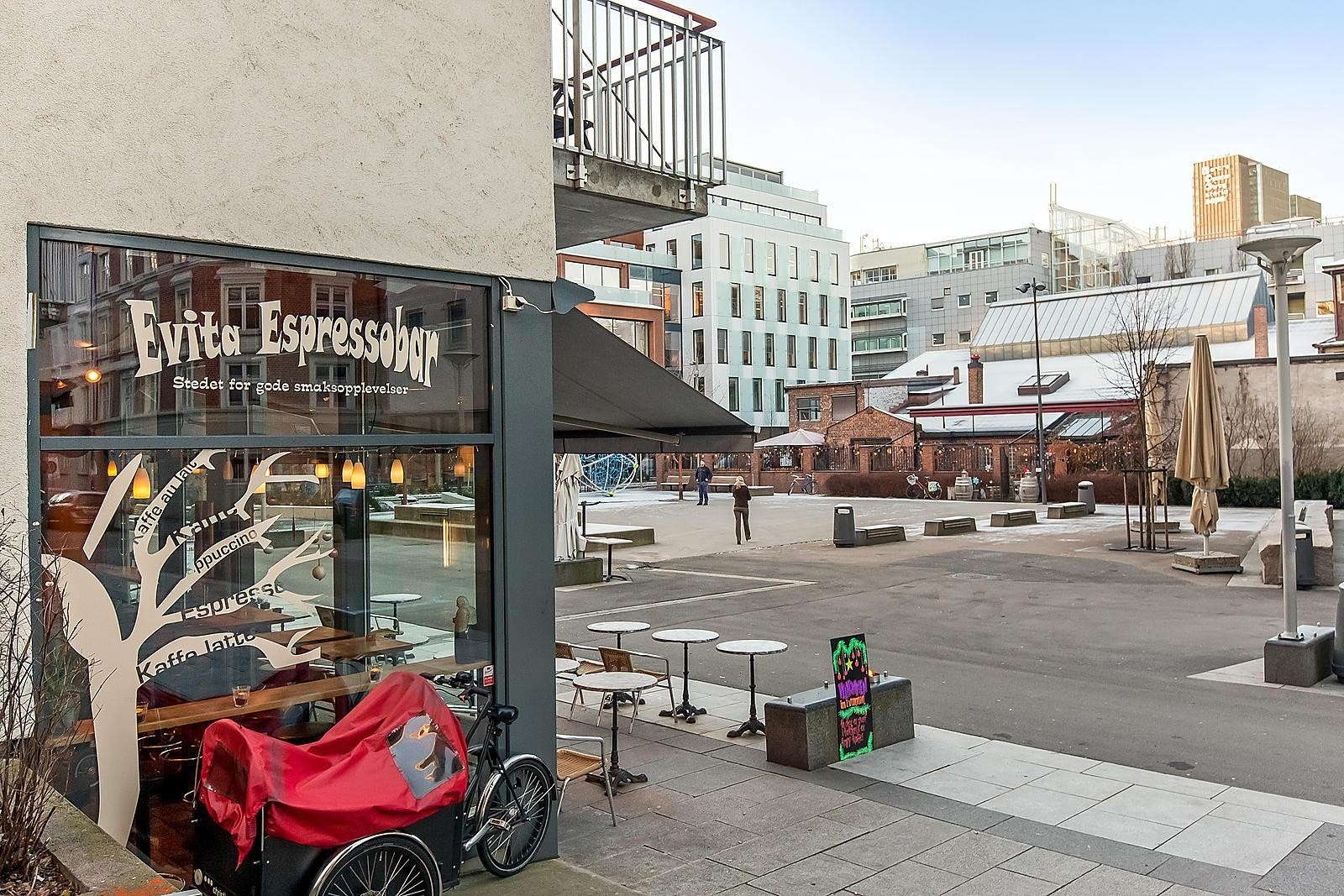 Teaterplassen er et naturlig midtpunkt og møteplass i nærområdet. Galleribilde