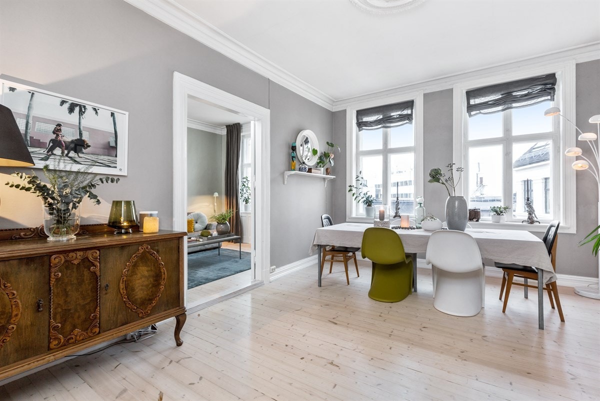 Lite innsyn til tross for store vindusflater. Galleribilde