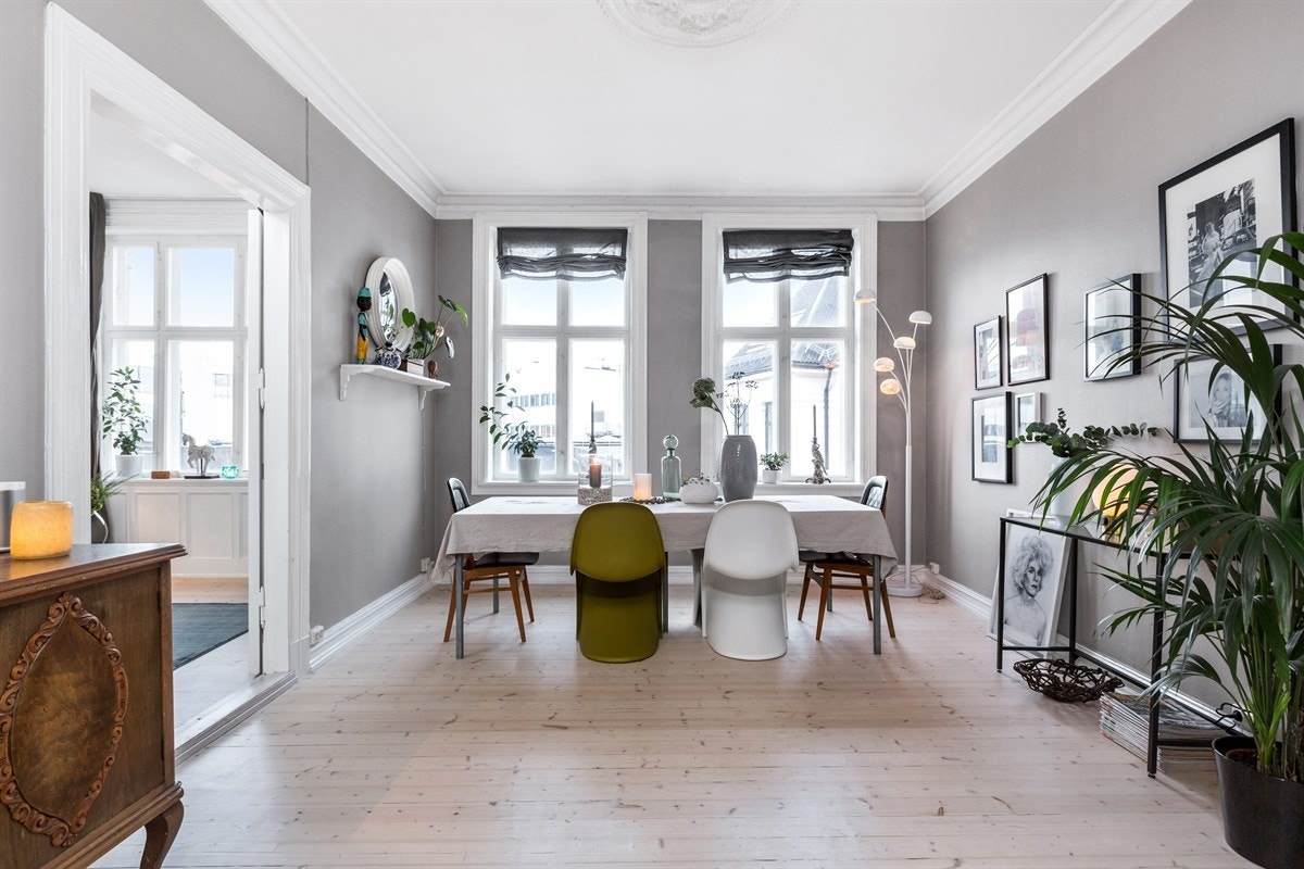 Leiligheten har en luftig og innbydende stue med store vindusflater, som gir rikelig med naturlig lys. Stuen har originale tregulv, moderne malte flater på vegger i en nydelig gråfarge, og en klassisk himling. Galleribilde