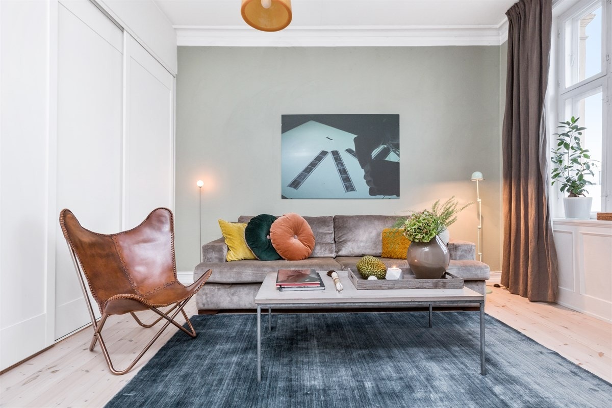 Ved siden av stuen er det et soverom som benyttes som en stue i dag. Stor garderobeløsning langs hele veggen med mye plass til oppbevaring av klær og sko. Galleribilde