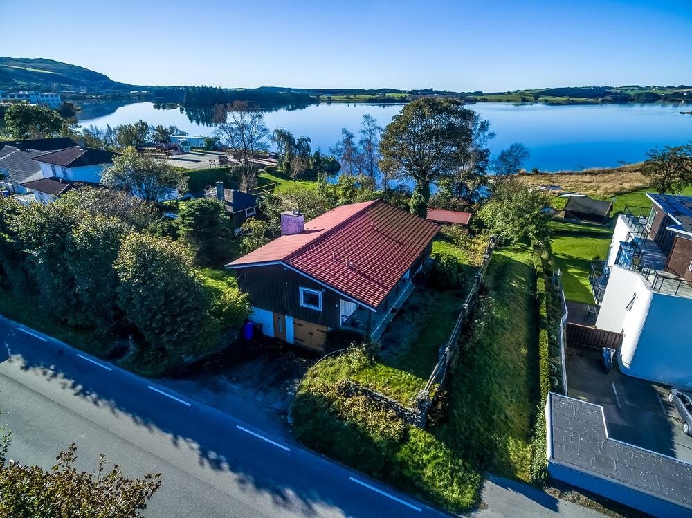 Eiendommen ligger sentralt til på Kverneland med kort avstand til alle fasiliteter Galleribilde