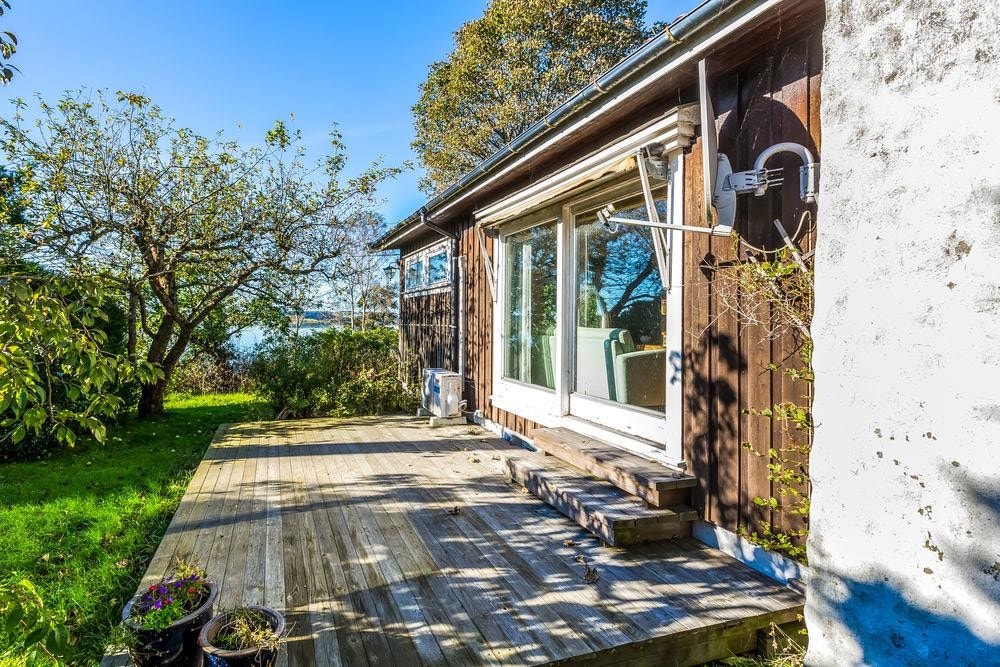 Tomten er opparbeidet med plen og terrasseflate Galleribilde