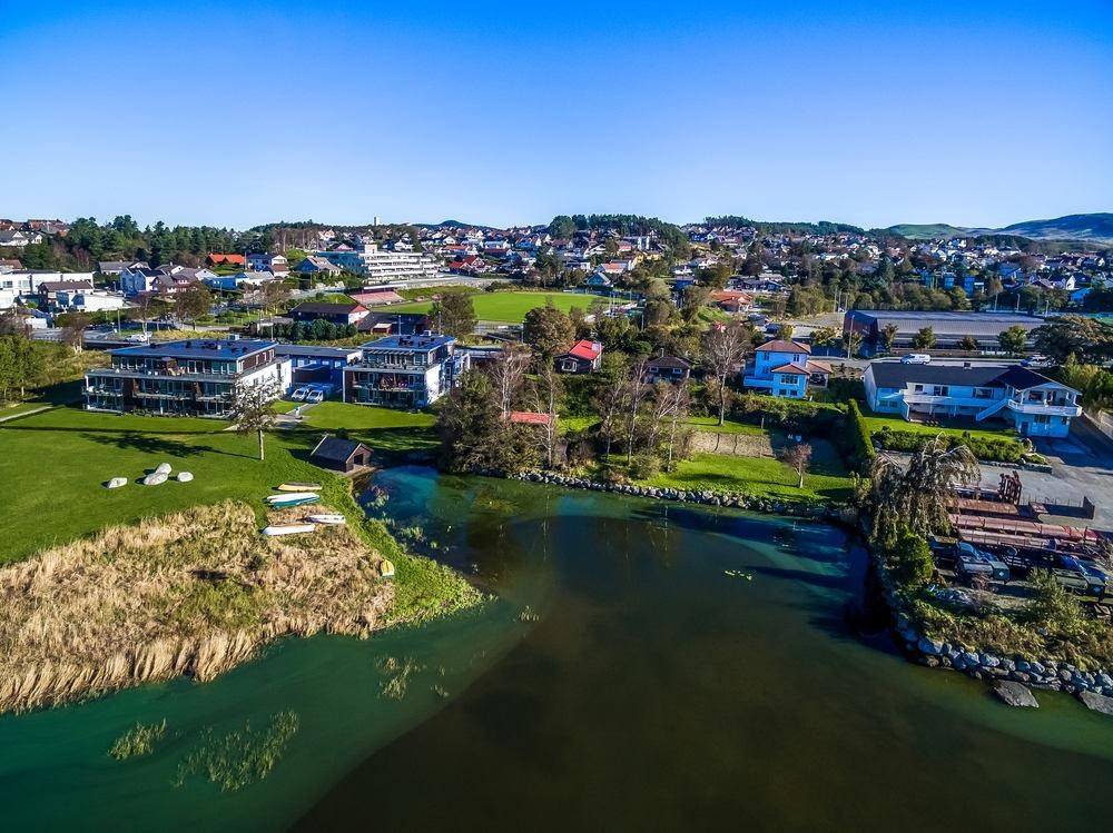 Eiendommen strekker seg helt ned til Frøylandsvannet Galleribilde