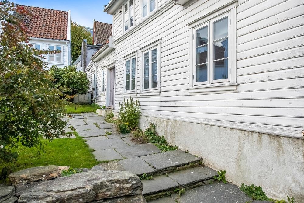 Naboeiendommen har adkomstrett over tomten. Galleribilde