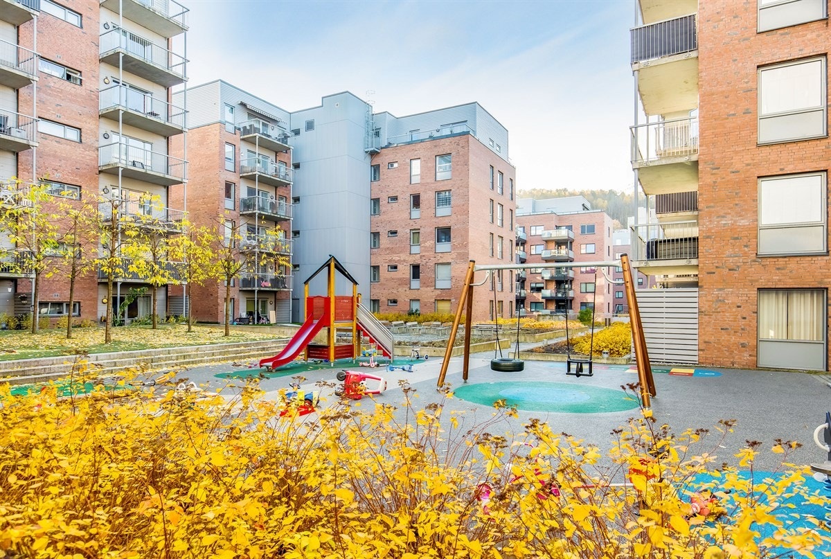 Skjermet og inngjerdet, pent beplantet bakhage for borettslaget Galleribilde