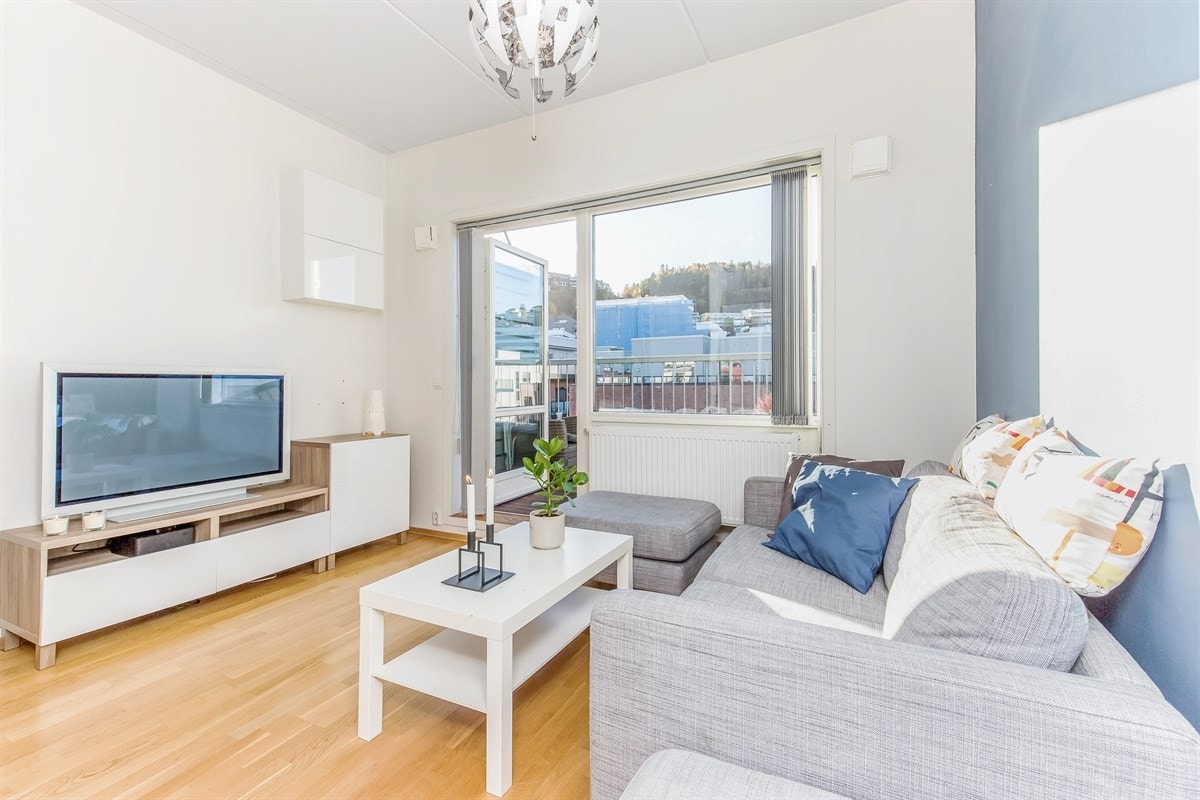 Romslig stue med 2.8 cm. takhøyde Galleribilde