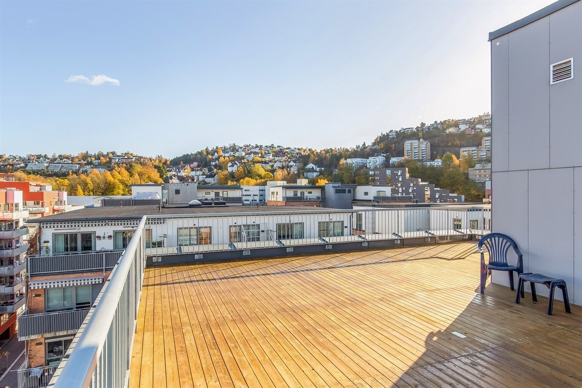 Borettslaget har egen takterrasse med flotte sol- og utsiktsforhold (terrassen ligger ikke over denne boligen) Galleribilde