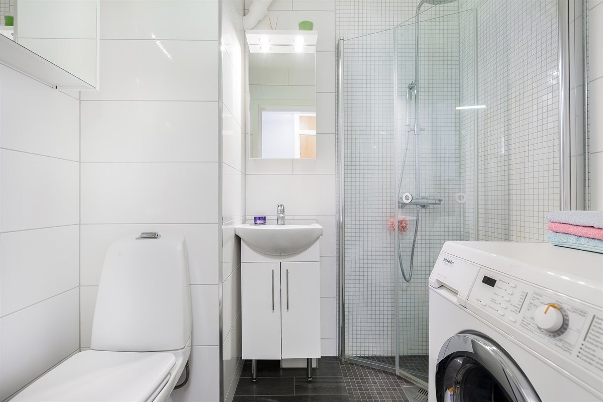 Pent flislagt dusjbad/wc med opplegg vaskemaskin - nytt 2015 Galleribilde