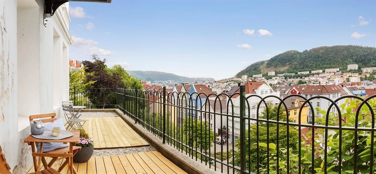 Terrasse med utsikt over Møhlenpris og Puddefjordsbroen Galleribilde
