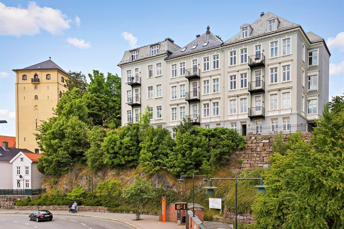 Bussholdeplass rett nedenfor bygget Galleribilde