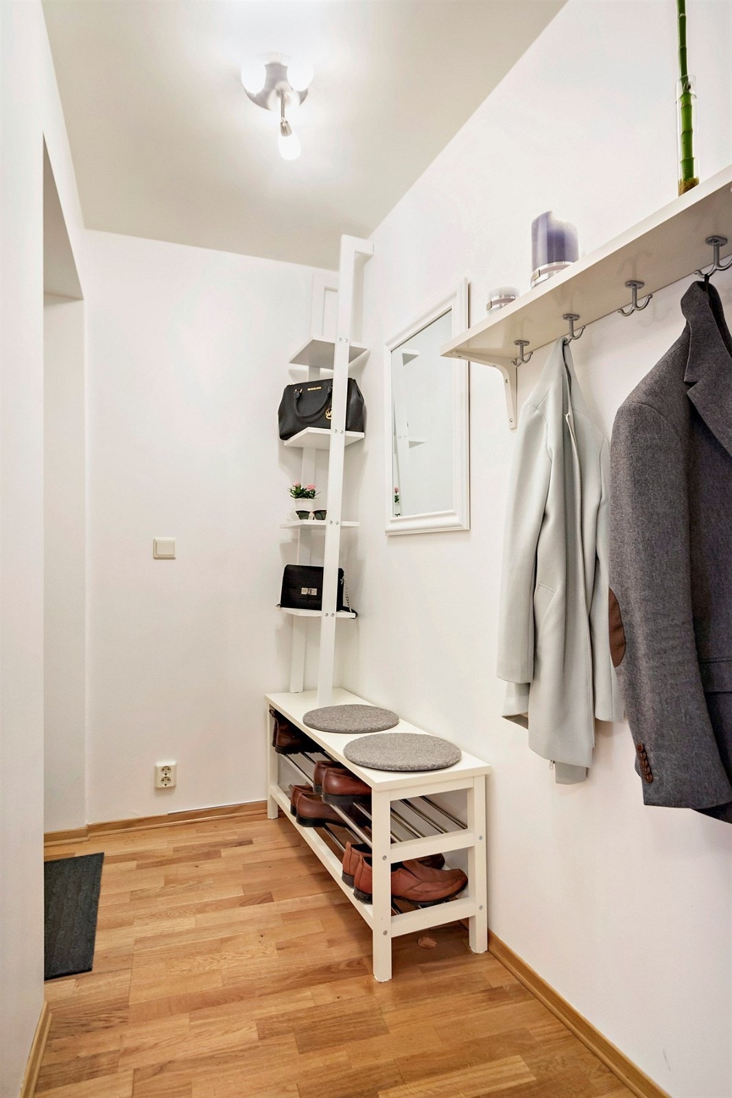 Gang med flere klesskap, kommoder og skohylle Galleribilde