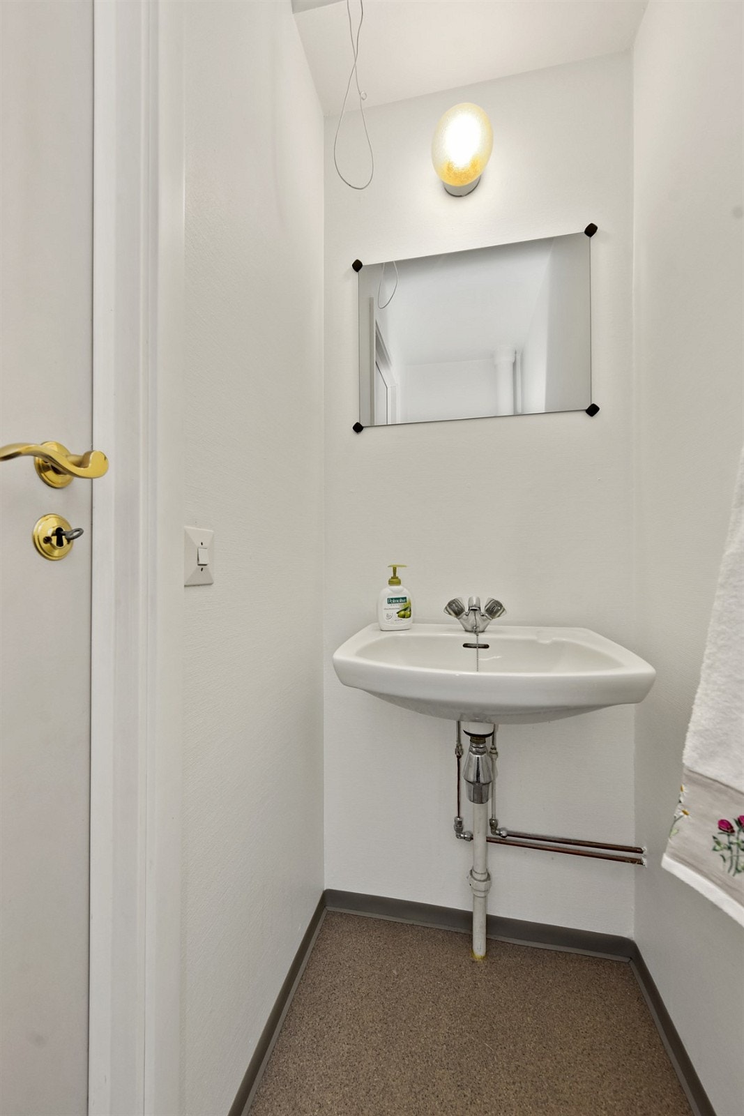 Toalettrom i tilknytning til vaskerommet - Kjekt med to wc'er hvis man er flere i familien! Galleribilde