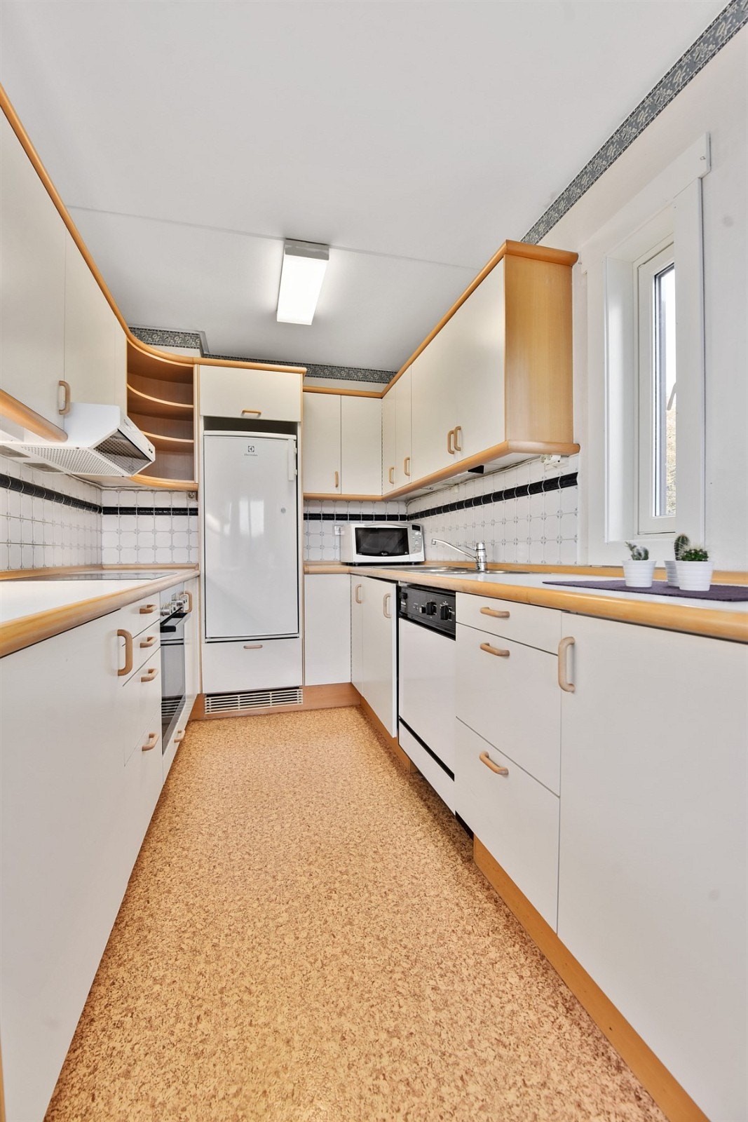 Kjøkken - Godt med skap - og benkeplass Galleribilde