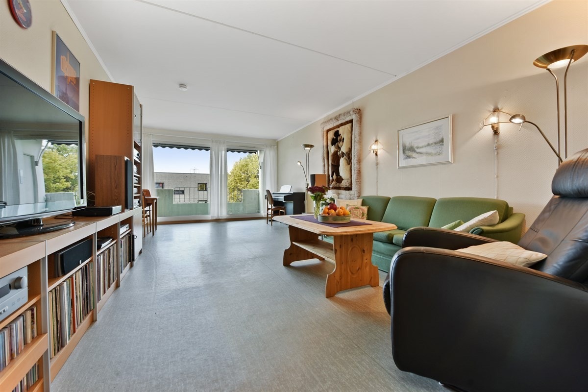 Stue - store vindusflater i stuen og utgang til sydvest-vendt balkong Galleribilde