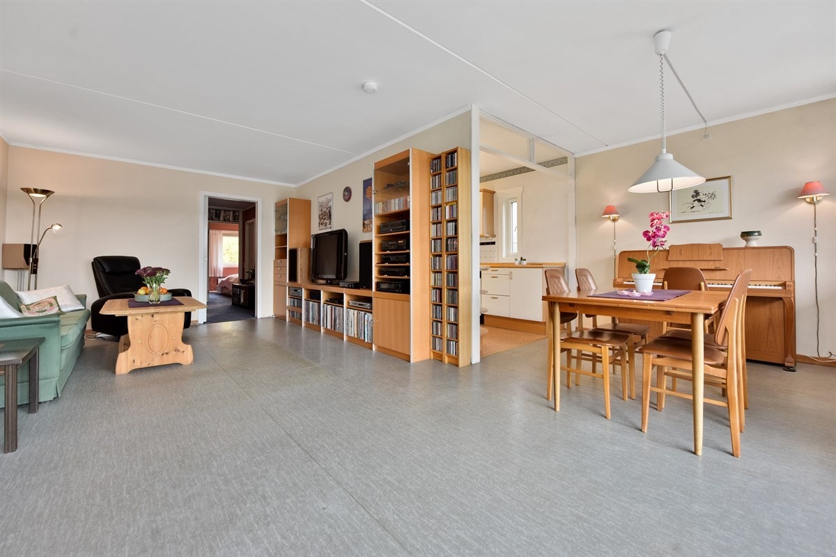 Denne leiligheten vil passe de fleste familiebehov - Med plass til spisemøblement i stue/kjøkken er det bare å be middagsgjester over! Galleribilde