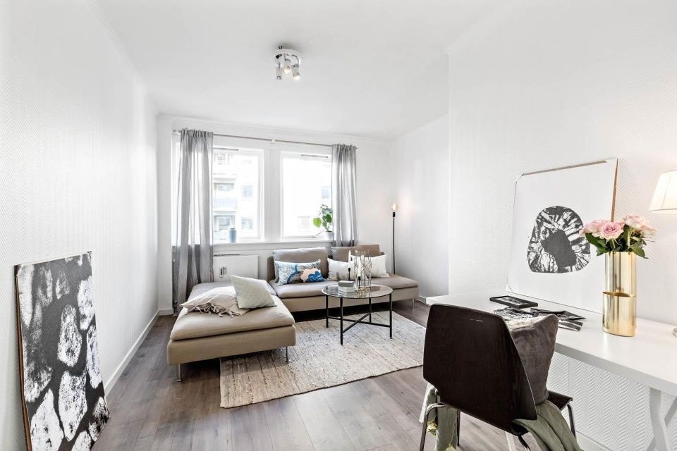 Det er ingen problem å bo to stykker i denne leilighet. Plass til seng 2*160 og sofa og bord. Galleribilde