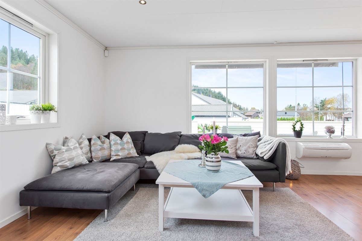Stuen. Samlingspunktet og husets hjerte. Her er det plass nok til å innrede med både stor sofakrok og spisestue. Med andre ord et rom for hverdag, filmkveld og barneselskap. Galleribilde