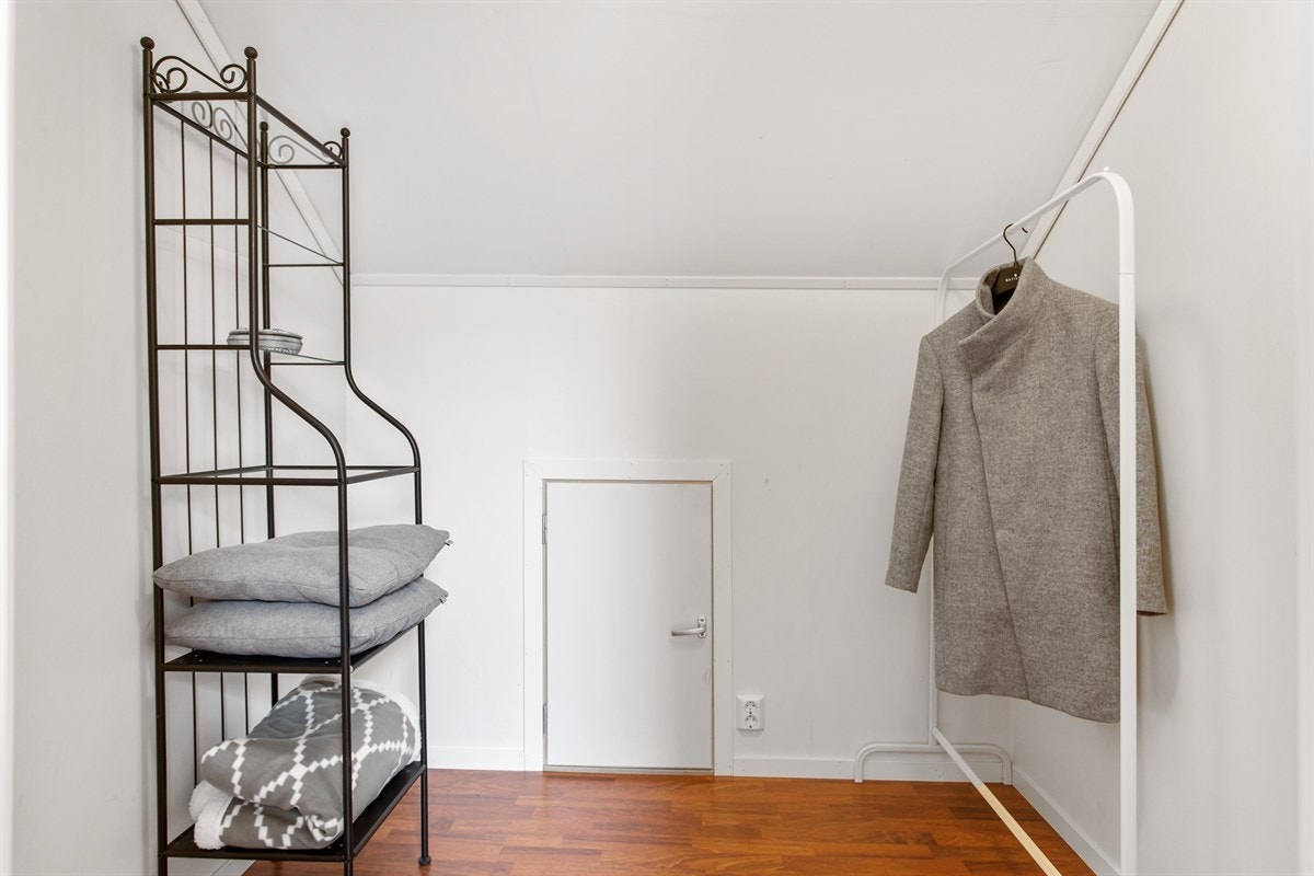 Like ved badet ligger en bod som i dag brukes til walk in garderobe. Galleribilde