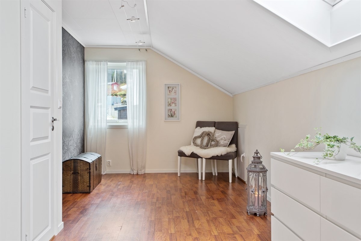 På toppen av trappen ligger loftstuen. Her kan barna leke fritt og uforstyrret mens de voksne koser seg nede. Galleribilde