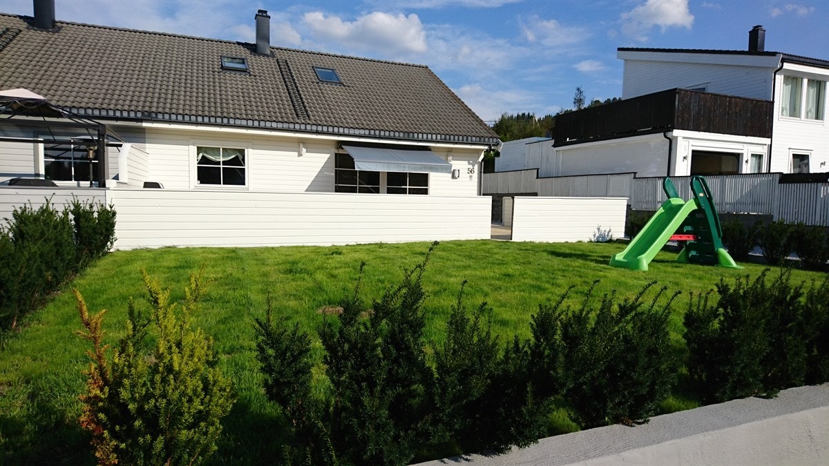 Holsbergstien. En sjarmerende blindvei i et område bestående av for det meste nyere eneboliger. Her nyter du godt av egen hage, stor terrasse og en oppkjørsel med mange oppstillingsplasser for bil. Galleribilde