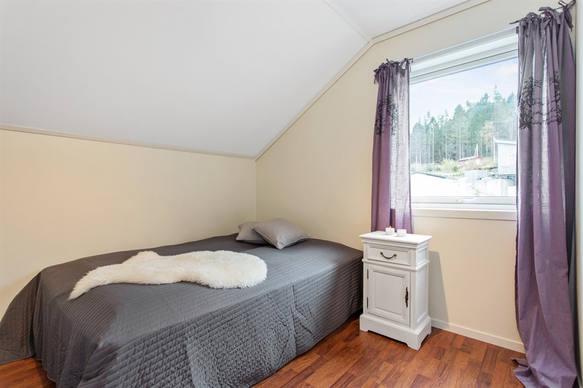 Hovedsoverommet. Stort rom med plass til å innrede med både garderobeskap og den største dobbeltsengen fra Ikea. Galleribilde