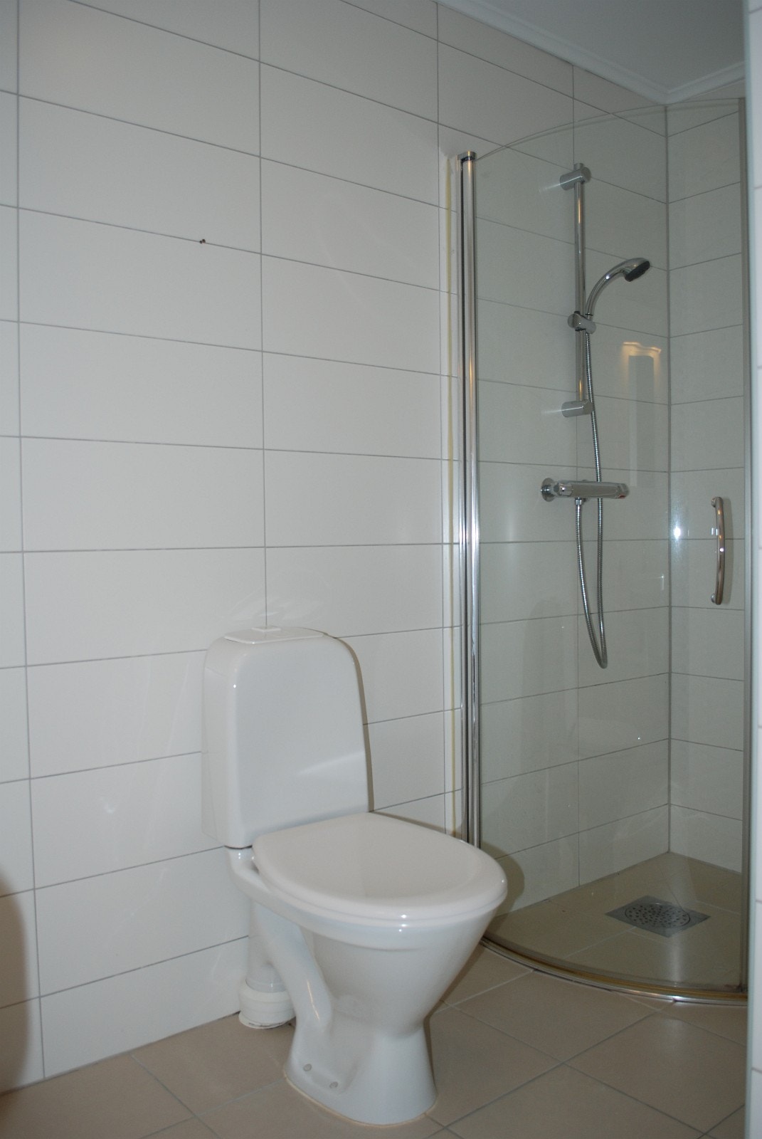 Bad med opplegg for vaskemaskin og tørketrommel Galleribilde