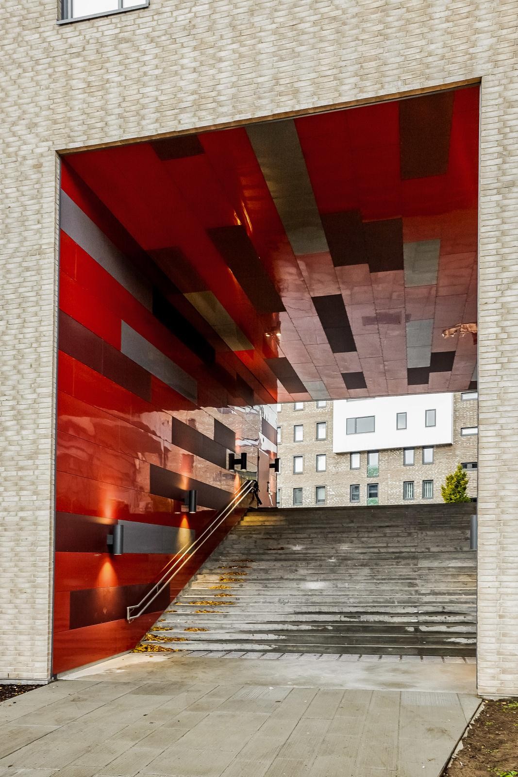 En av adkomstene til hovedinngangen Galleribilde