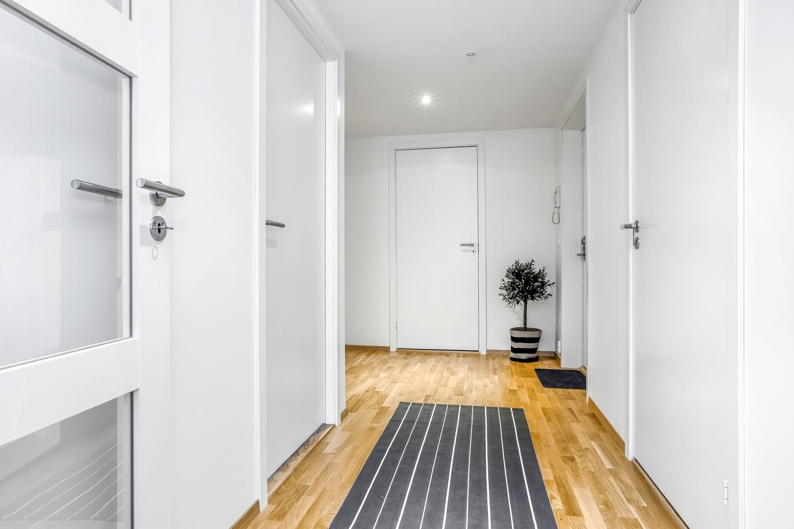 Romslig og innbydende entré med downlights Galleribilde