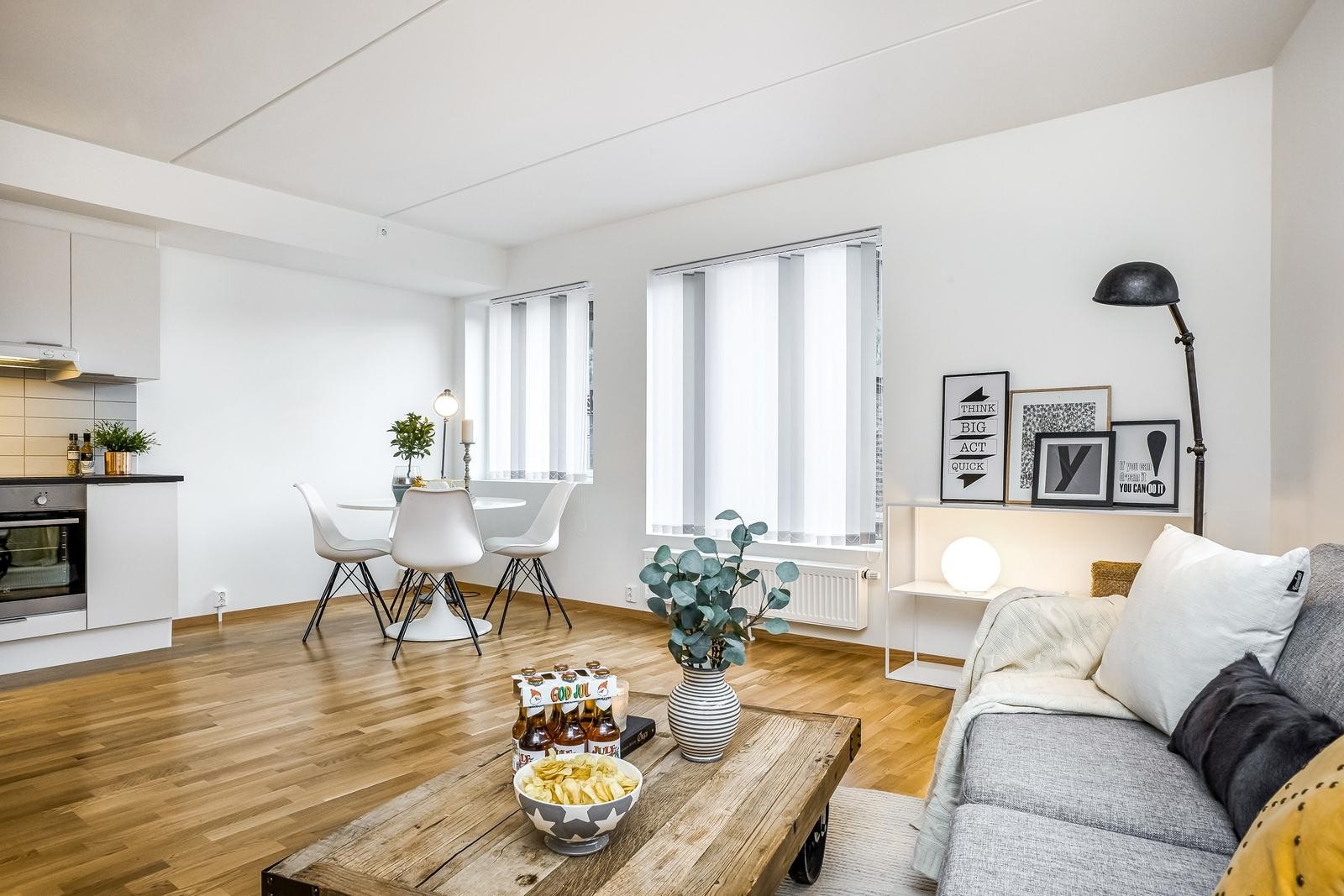 Lys og trivelig stue med god plass til spisestue, sofagruppe, tv-benk og øvrig møblement Galleribilde