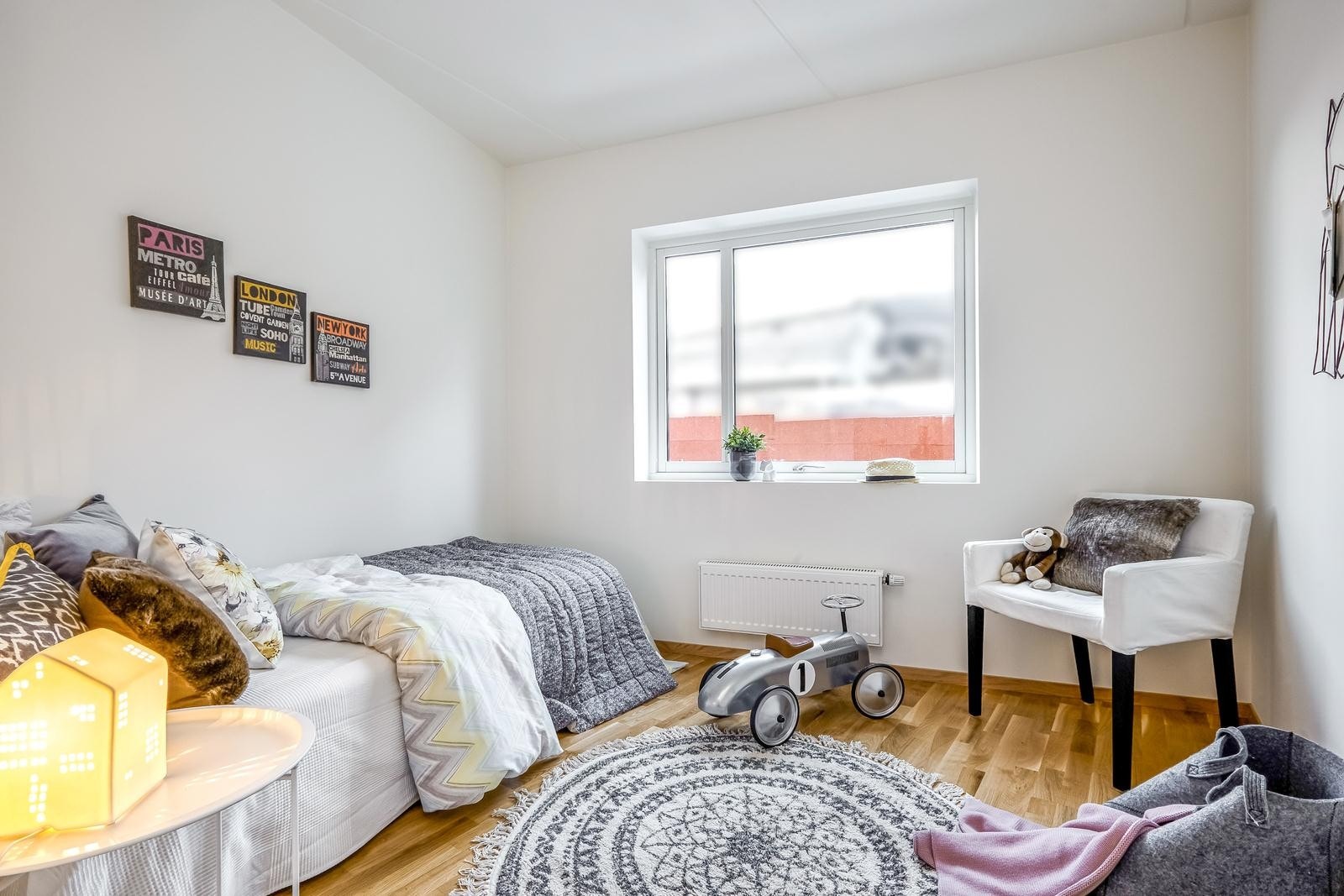 Soverom II er romslig og lyst rom med god plass til seng og øvrig møblement Galleribilde