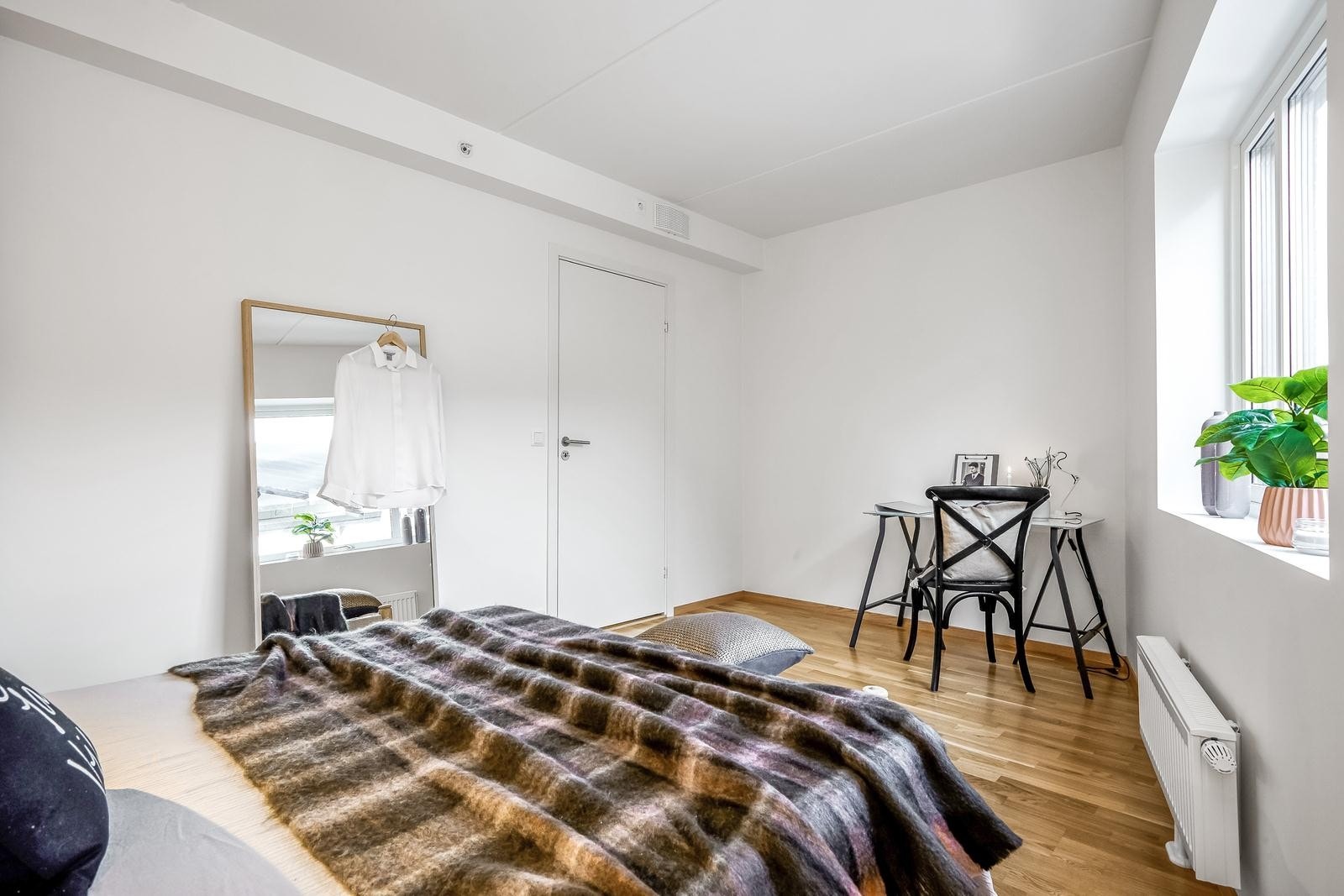 Gode luftemuligheter via store vindusflater som gjør rommet svalt og avslappende, optimalt for en god natts søvn Galleribilde