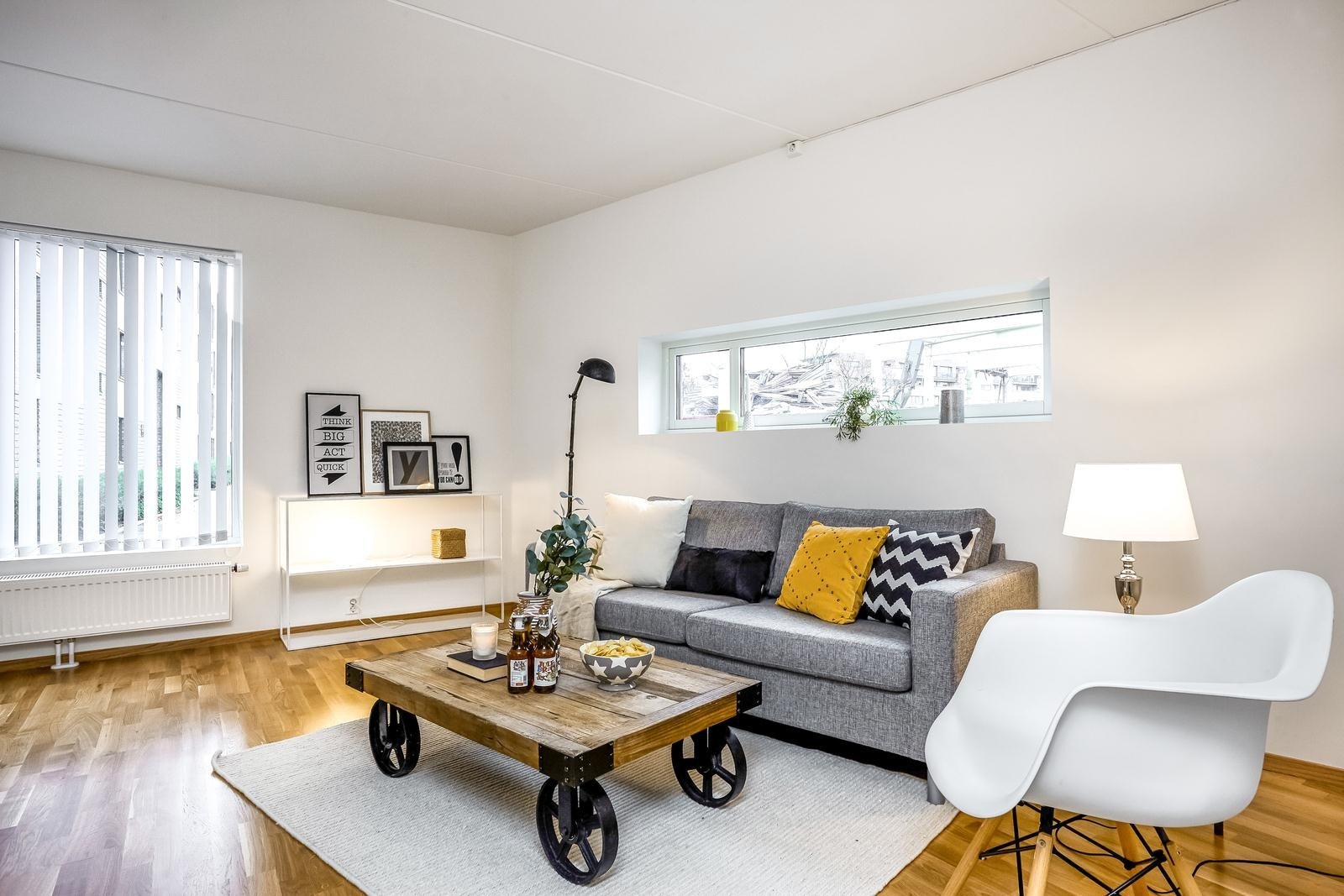 Store vindusflater fra to sider slipper inn mye dagslys som skaper en god atmosfære Galleribilde