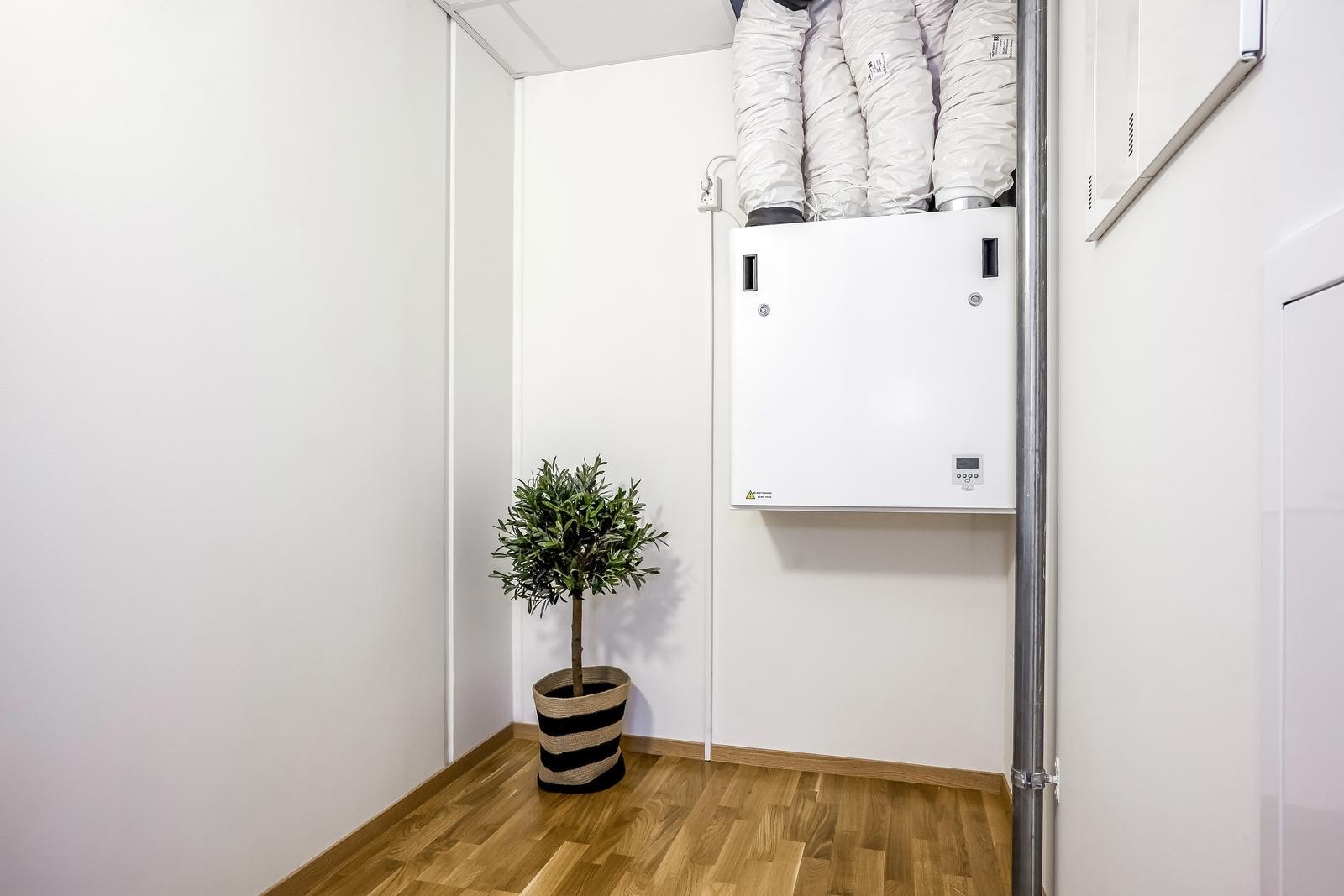 Romslig bod/teknisk rom med god plass til garderobe Galleribilde