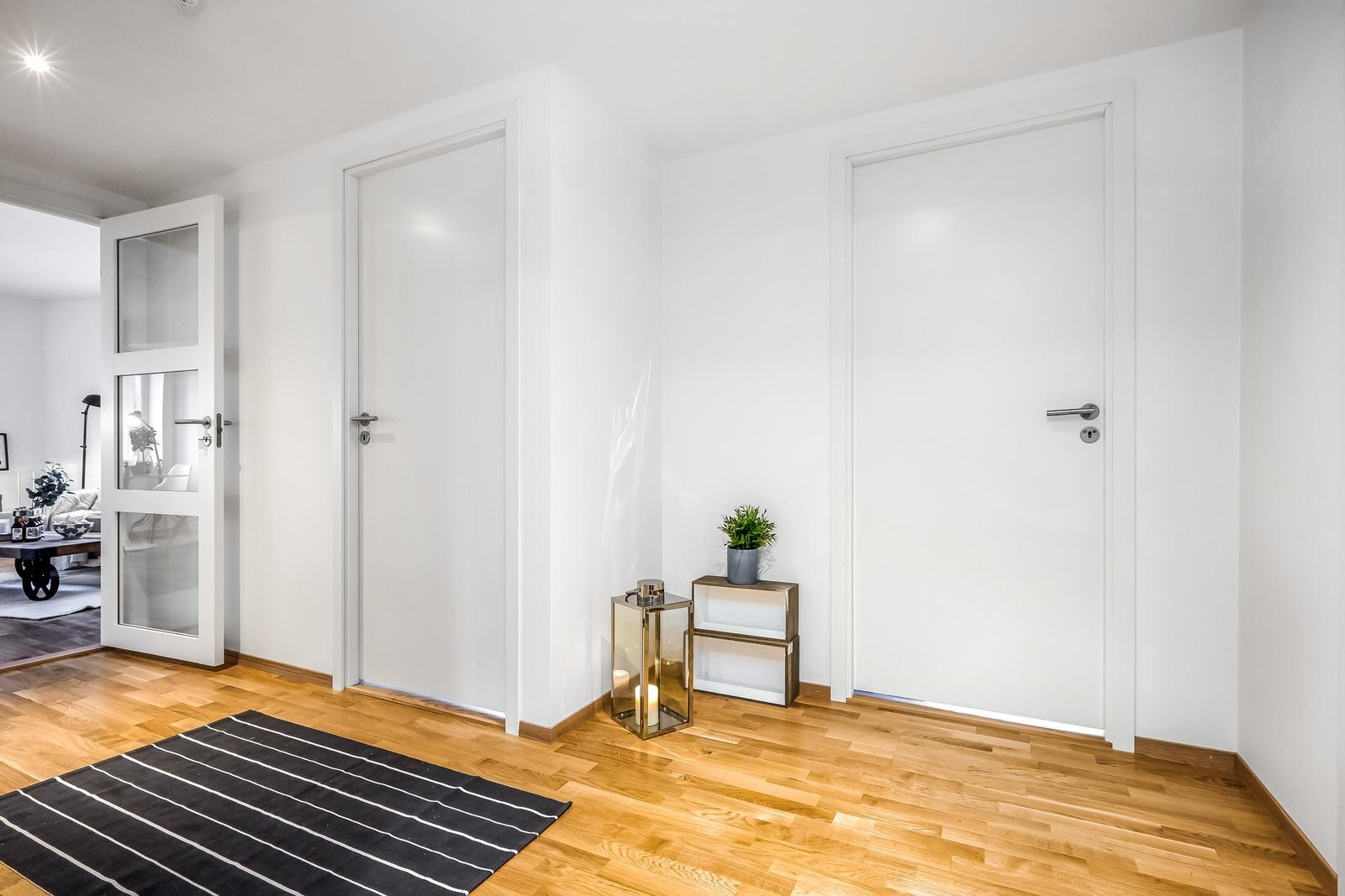 God plass til å henge fra seg jakker, og sette fra seg sko Galleribilde