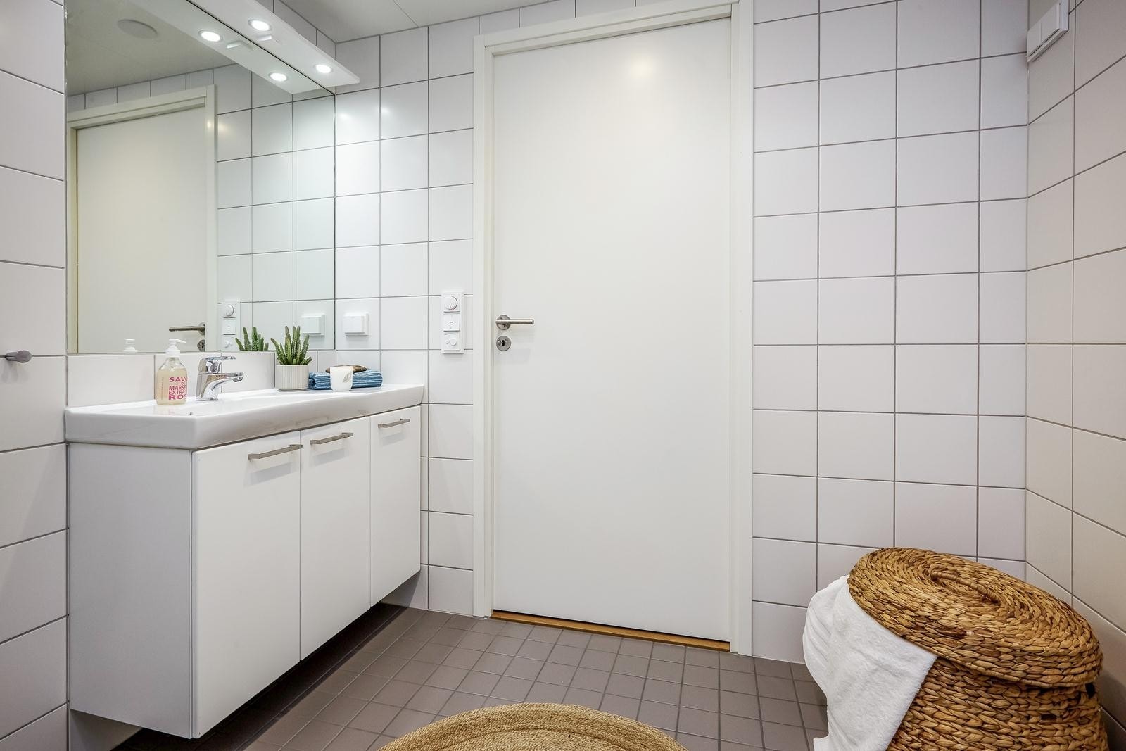 Opplegg for oppvaskmaskin, innfelt belysning på tak og varmekabler i gulv Galleribilde