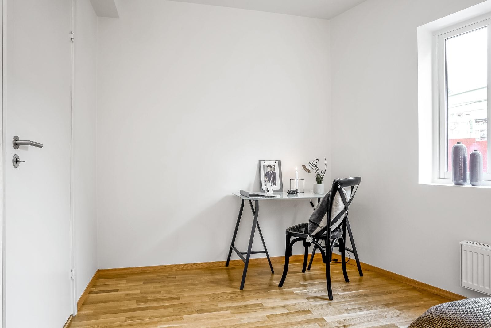 Hovedsoverom har god plass til garderobe og et lite kontorplass Galleribilde