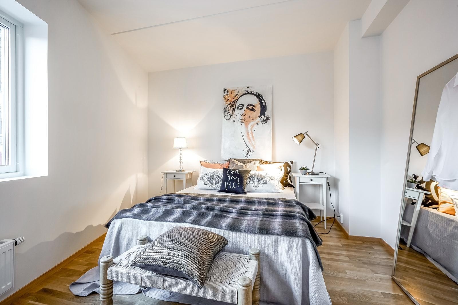 Fint, romslig og lyst rom med god plass til seng og øvrig møblement Galleribilde