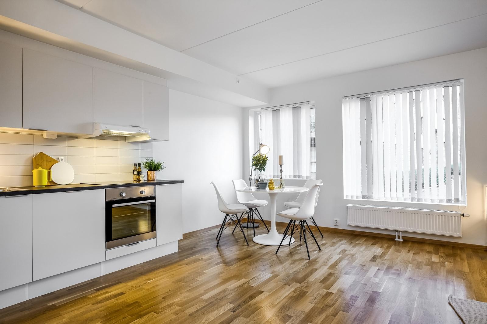 Pent åpen kjøkkenløsning med god skap- og benkplass Galleribilde