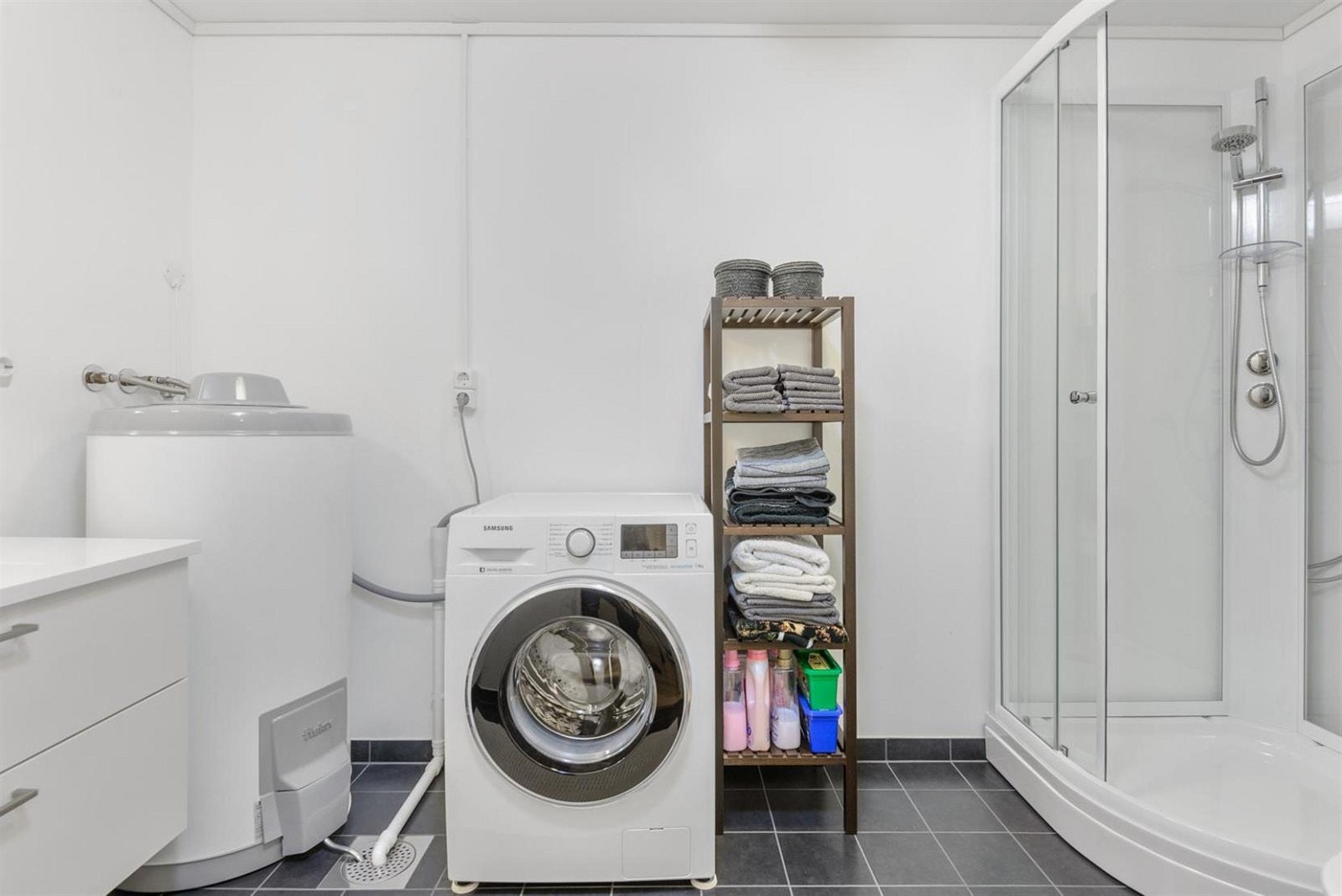 Opplegg for vaskemaskin på baderom Galleribilde