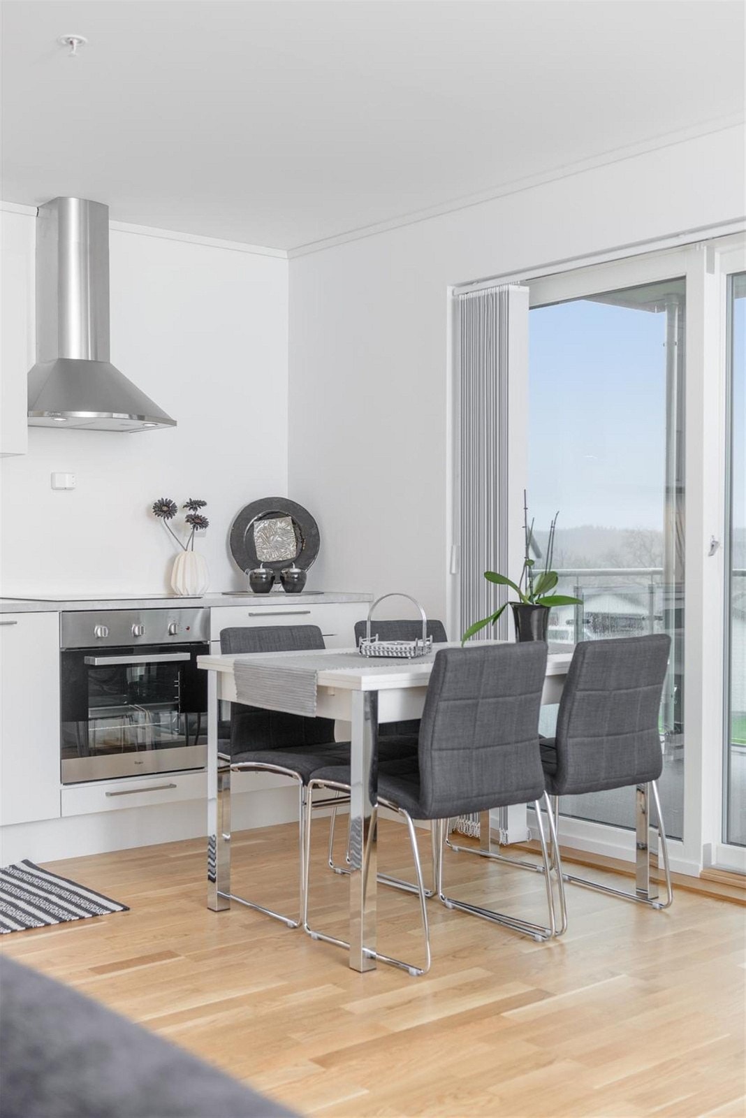 Kjøkken med plass til spisebord Galleribilde