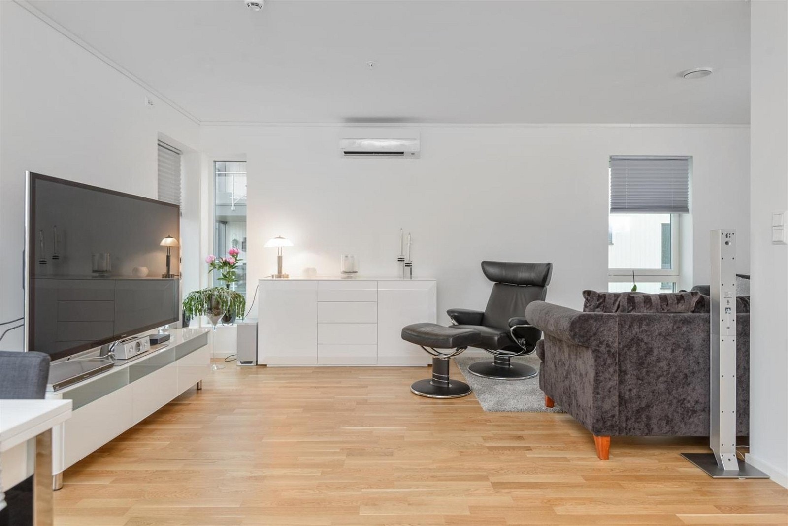 Lys og flott stue med utgang til balkong Galleribilde