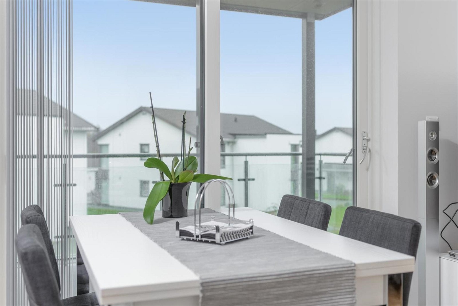 Dør ut til balkong i forkant av kjøkken Galleribilde