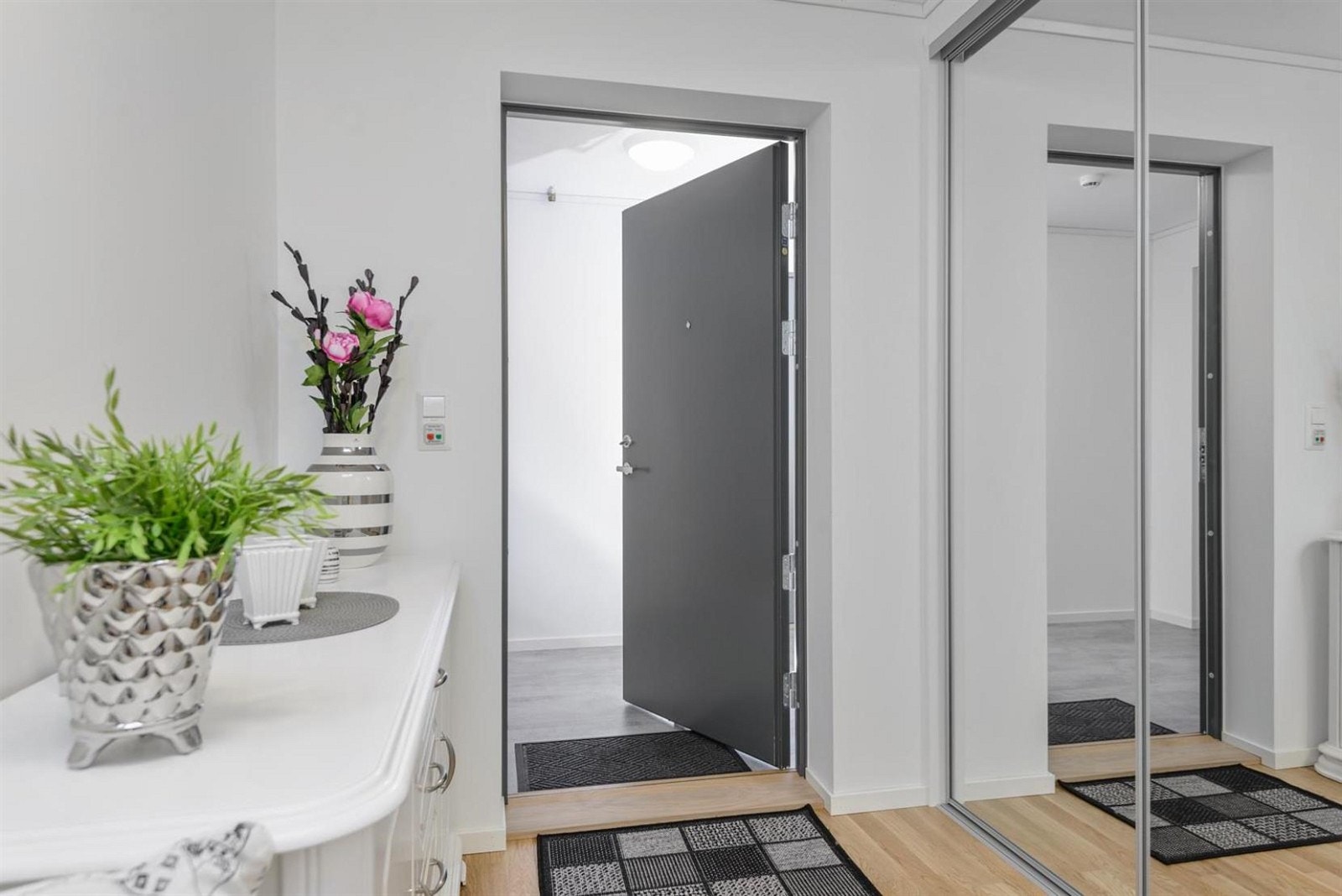 Lys og flott entre med skyvedørsgarderobe Galleribilde