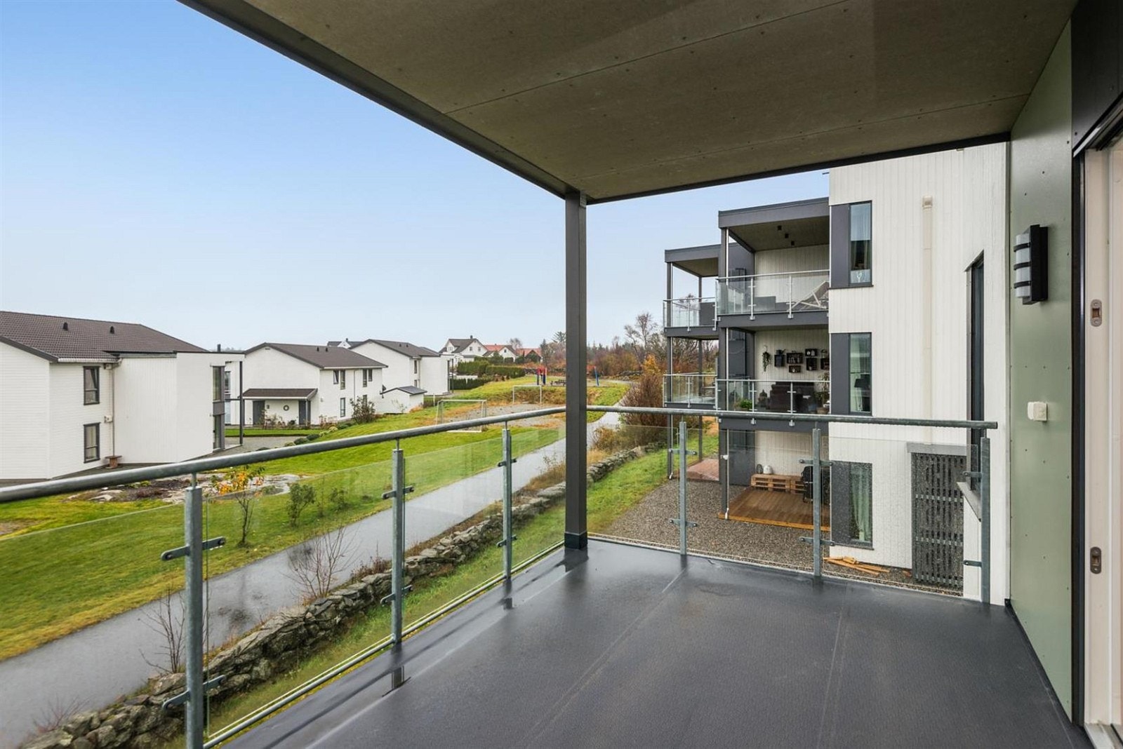 Overbygget solrik balkong Galleribilde