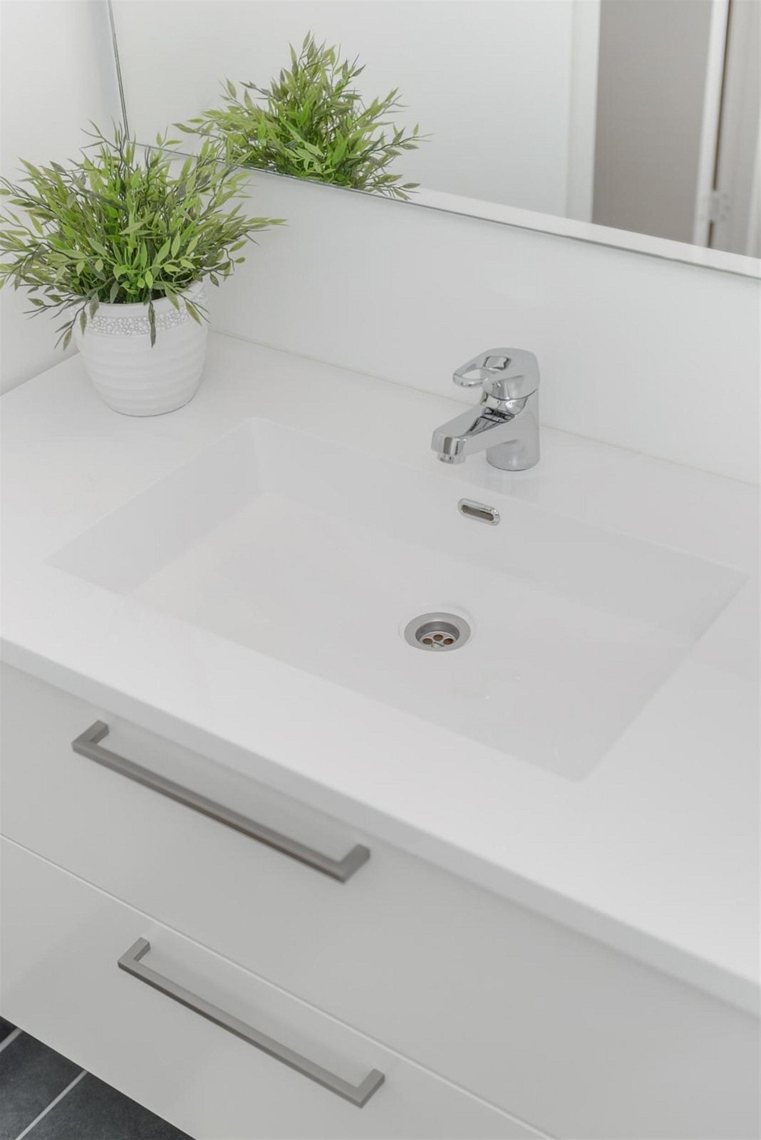 Flott servantseksjon på bad fra HTH Galleribilde