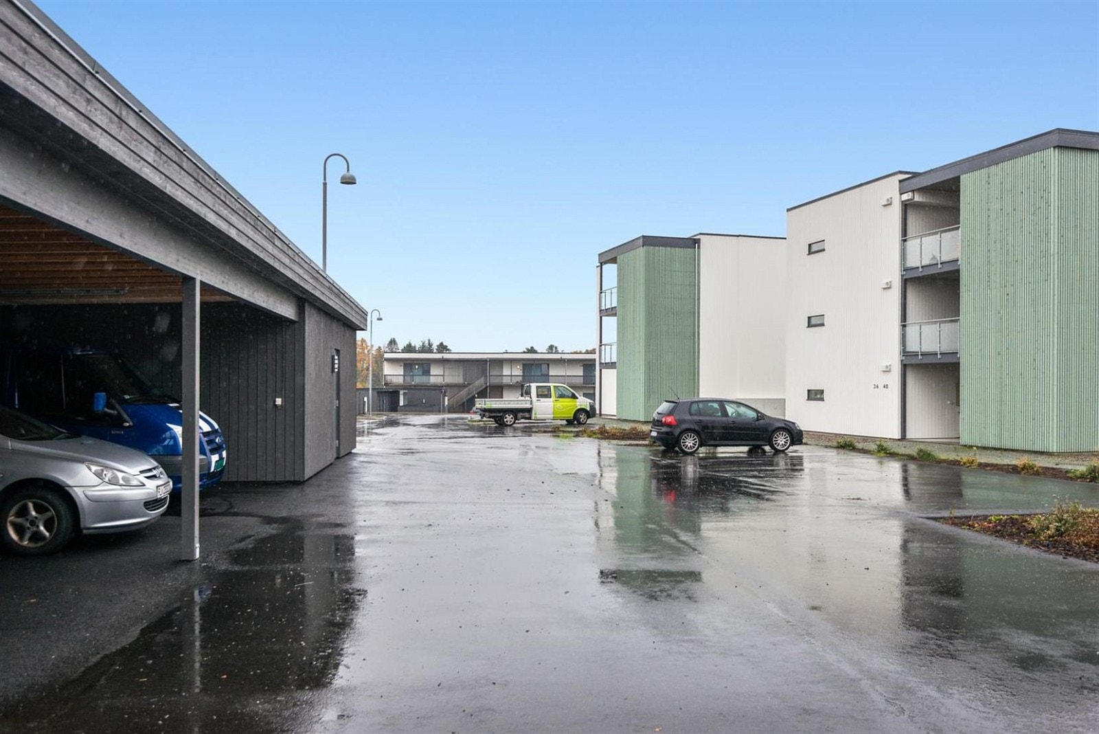 Parkeringsanlegg og asfaltert gårdsplass Galleribilde