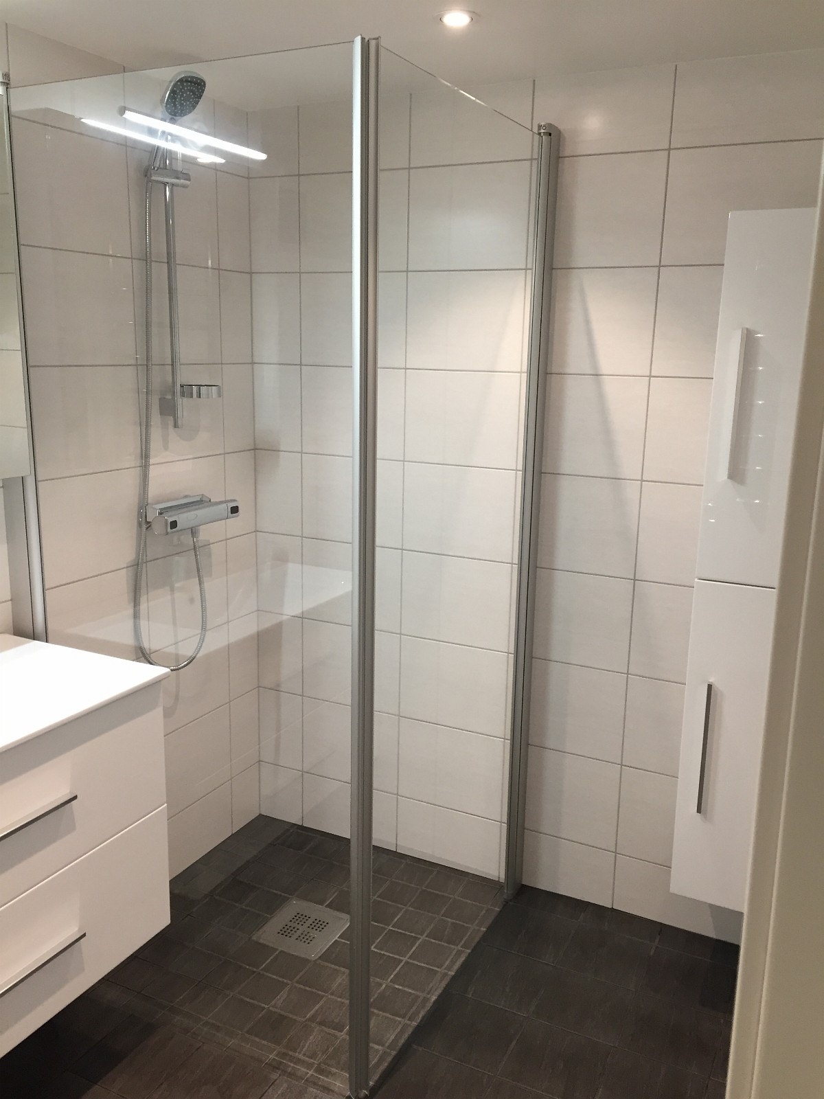 Flislagt bad med 90 x 90 cm dusjhjørne. Galleribilde