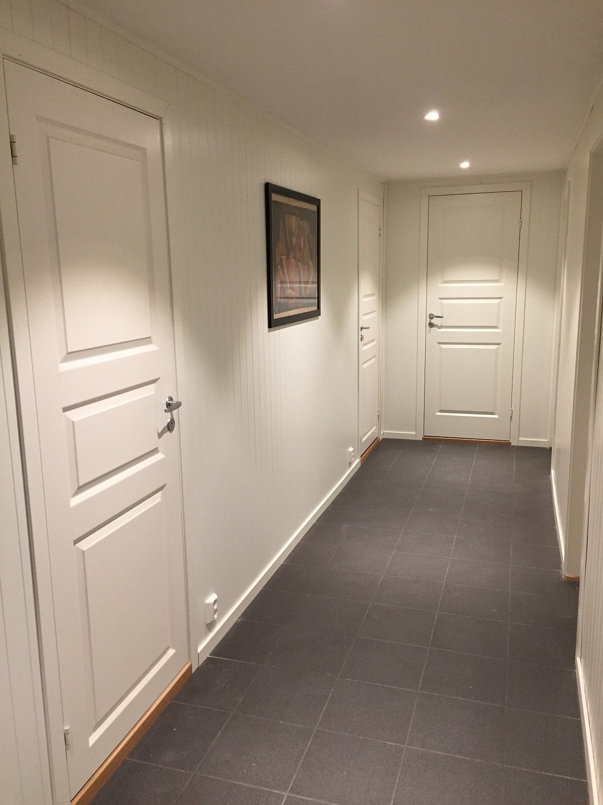 Stor flott gang med varmekabler under gulvflis Galleribilde