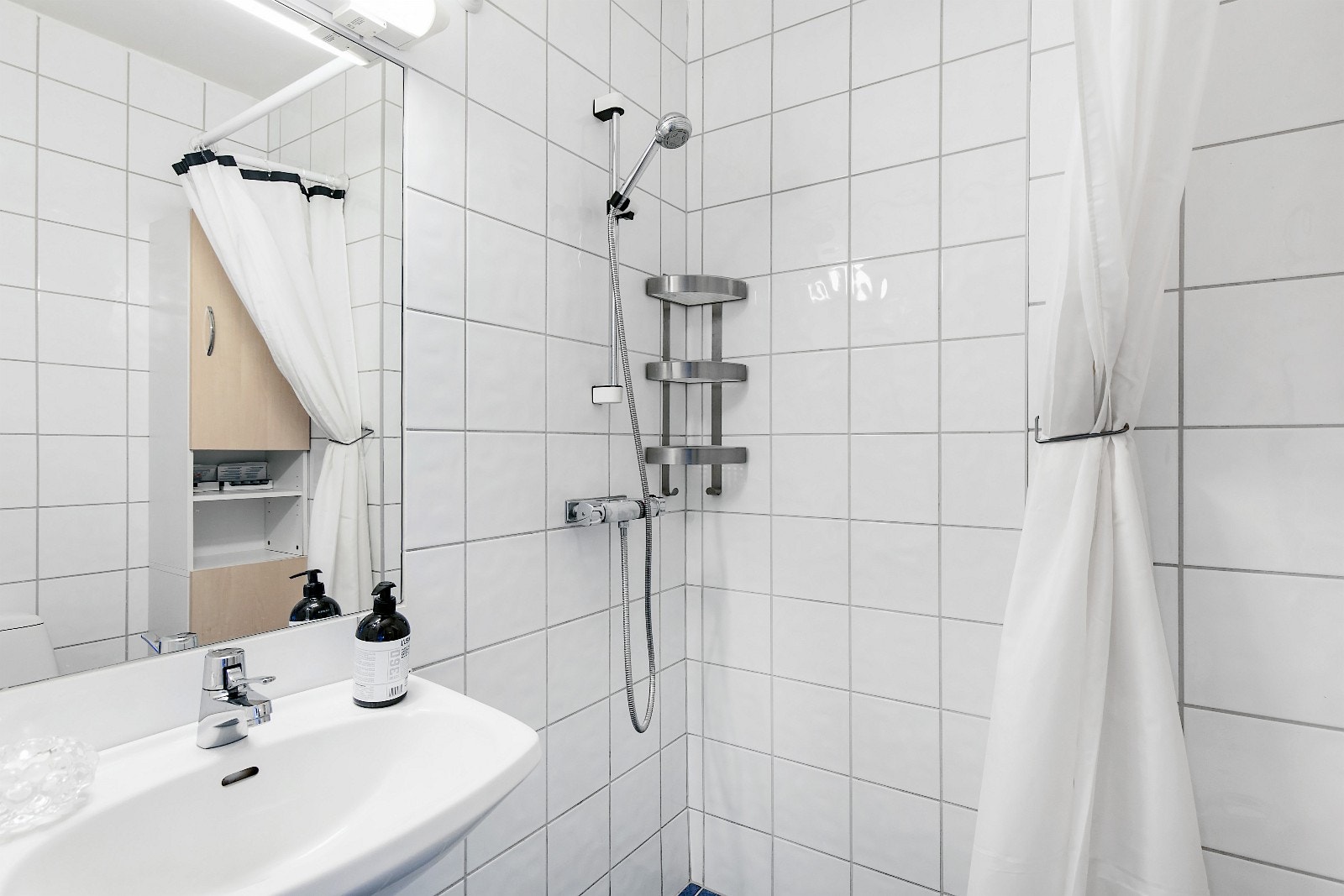 Bad:
Flislagt baderom med varmekabler i gulvet. Badet er innredet med dusjhjørne med termostatbatteri og forrheng, helstøpt servant med ett-greps blandebatteri og toalett. Galleribilde