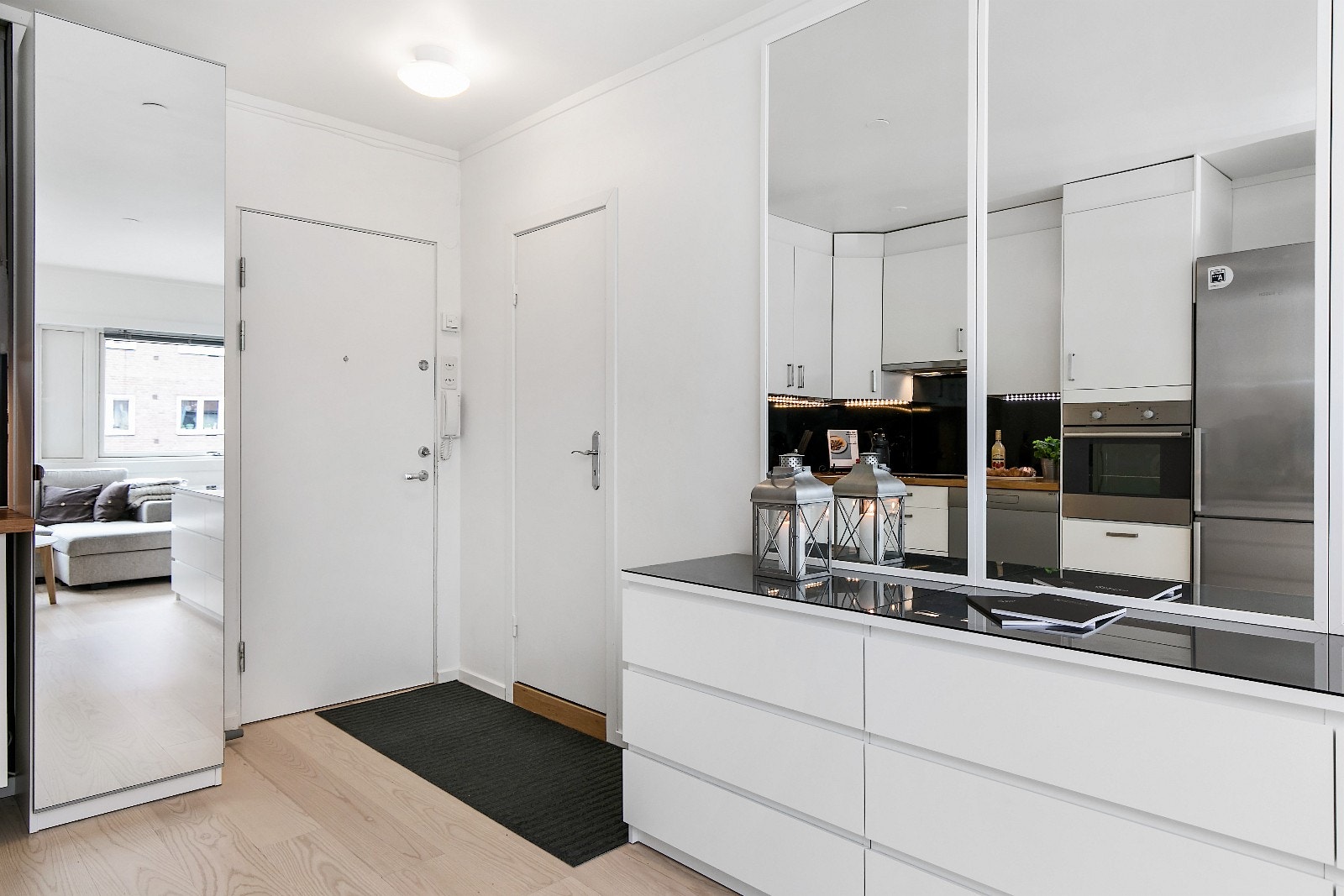 Entré:
Entré med brann- og lydklassifisert entrédør, samt dørtelefon med åpner. Det er satt opp garderobeskap for oppbevaring av ytterklær. Galleribilde